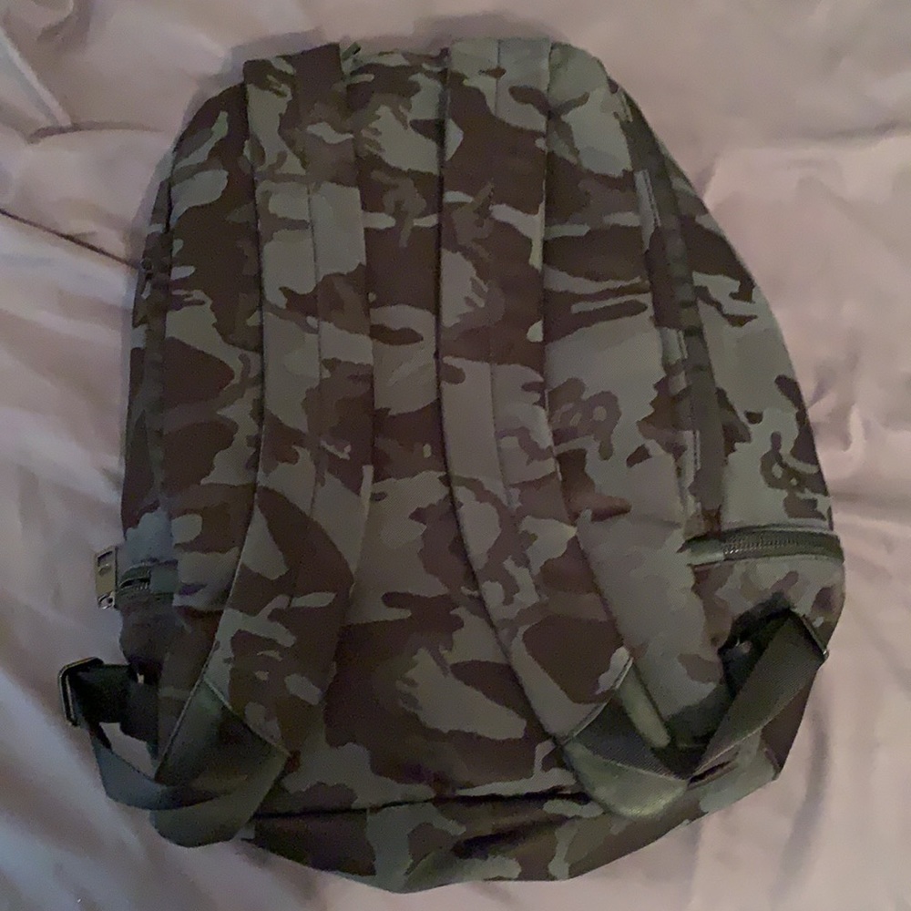 Lululemon City Adventure Backpack - RARE - Picture 3 of 4